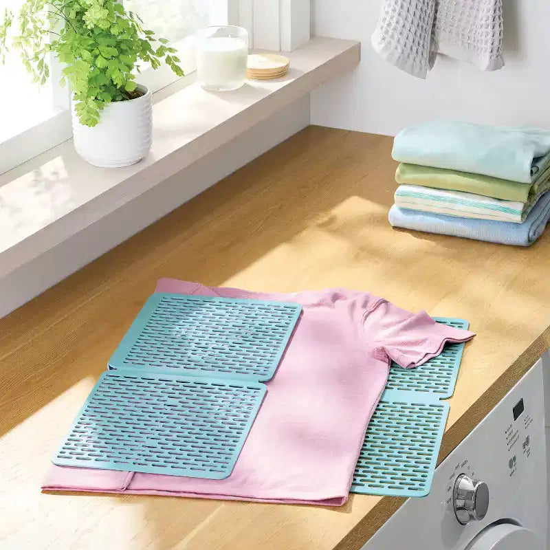 Planche à plier les vêtements avec guide graphique de pliage, fabriquée à partir de plastique recyclé