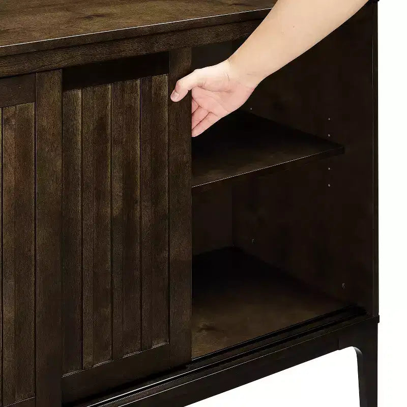 Buffet moderne du milieu du siècle de 137 cm avec portes coulissantes, étagères réglables et gestion des câbles