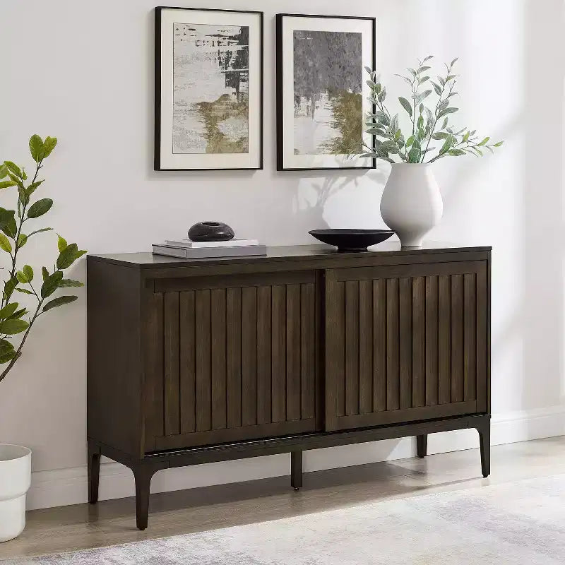Buffet moderne du milieu du siècle de 137 cm avec portes coulissantes, étagères réglables et gestion des câbles