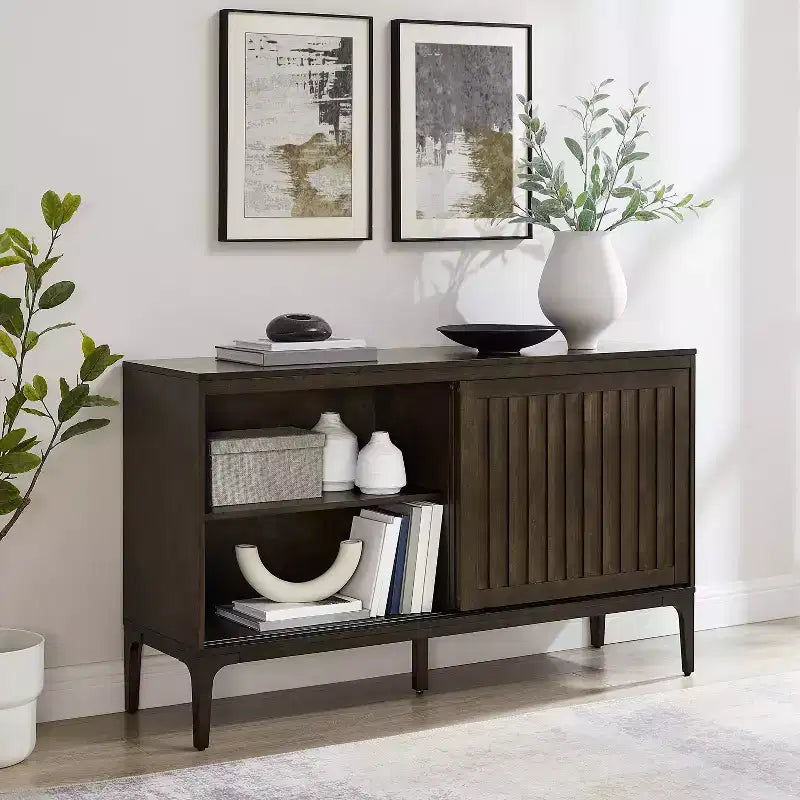 Buffet moderne du milieu du siècle de 137 cm avec portes coulissantes, étagères réglables et gestion des câbles