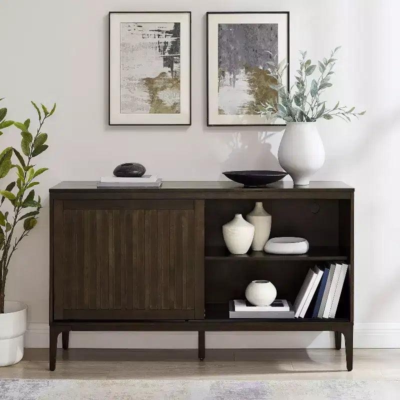 Buffet moderne du milieu du siècle de 137 cm avec portes coulissantes, étagères réglables et gestion des câbles