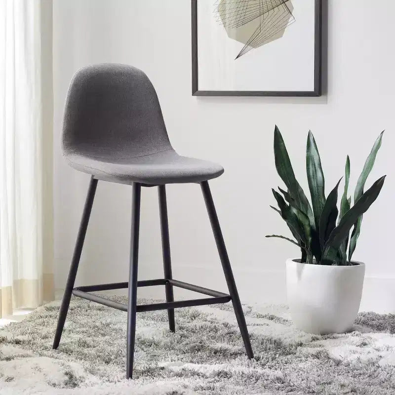 Tabouret de comptoir gris foncé avec dossier rembourré, repose-pieds et pieds en métal noir, hauteur fixe