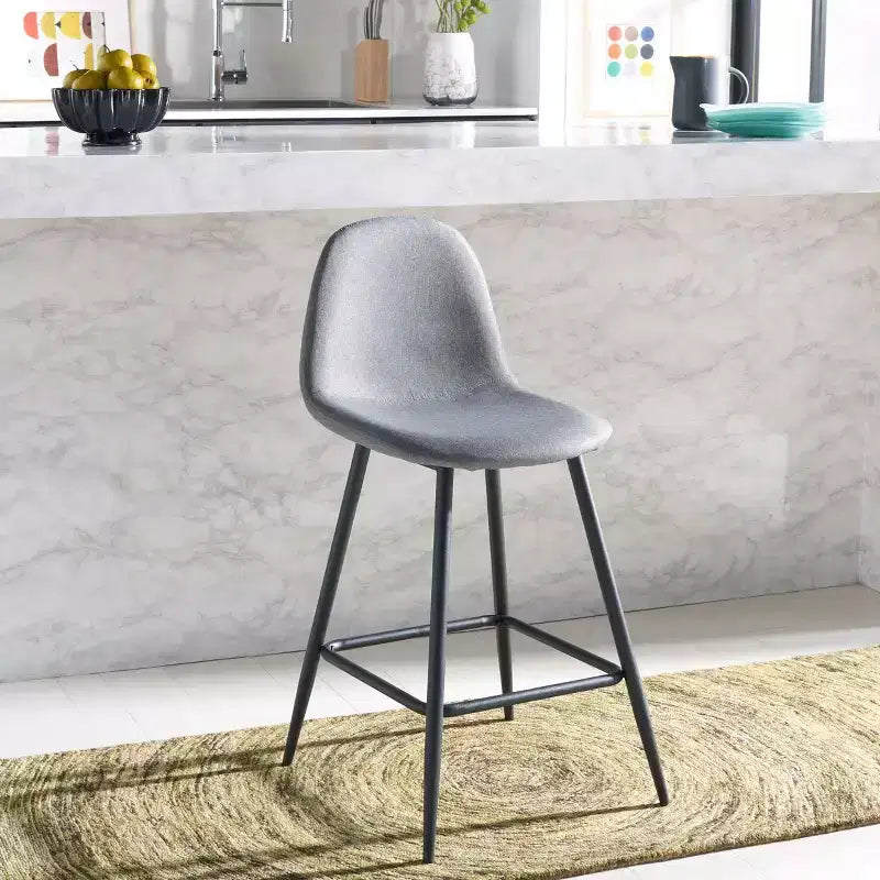 Tabouret de comptoir gris foncé avec dossier rembourré, repose-pieds et pieds en métal noir, hauteur fixe