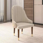 Chaise de salle à manger à dossier haut, dossier ondulé en similicuir, cadre en bois d'hévéa et accents dorés, 150 kg