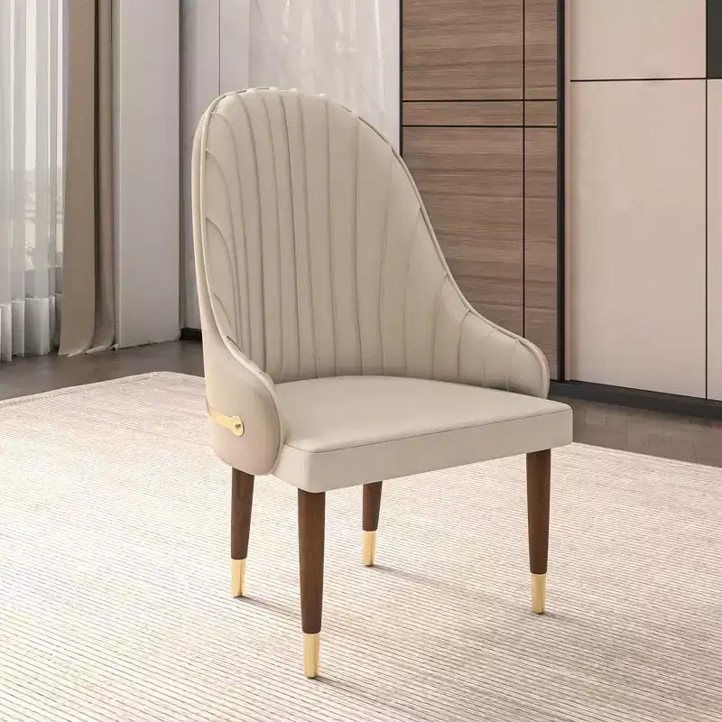 Chaise de salle à manger à dossier haut, dossier ondulé en similicuir, cadre en bois d'hévéa et accents dorés, 150 kg