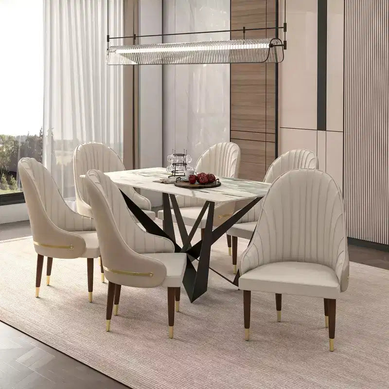 Chaise de salle à manger à dossier haut, dossier ondulé en similicuir, cadre en bois d'hévéa et accents dorés, 150 kg