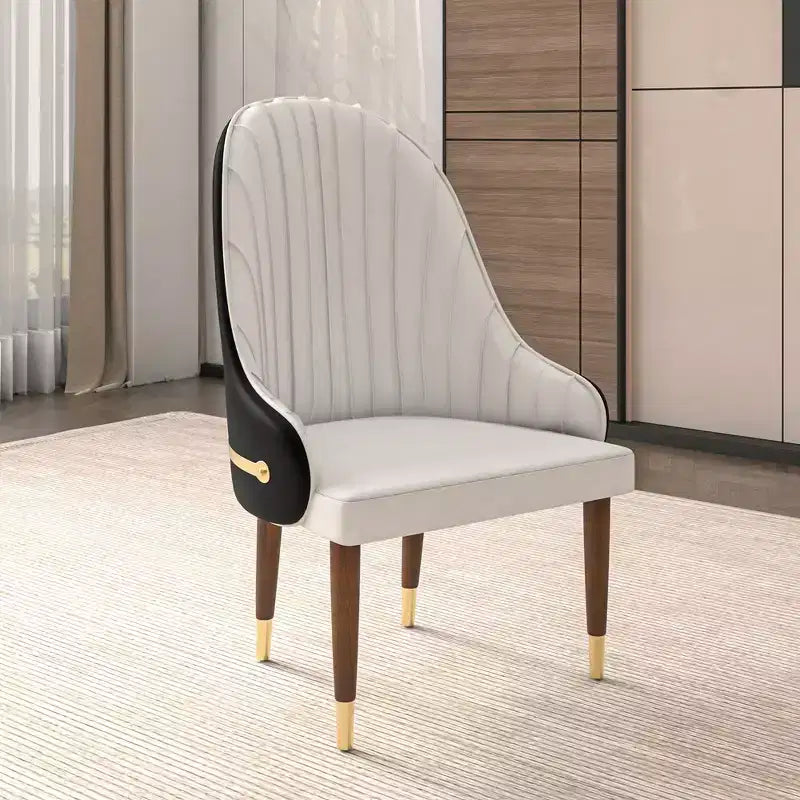 Chaise de salle à manger à dossier haut, dossier ondulé en similicuir, cadre en bois d'hévéa et accents dorés, 150 kg