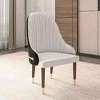 Chaise de salle à manger à dossier haut, dossier ondulé en similicuir, cadre en bois d'hévéa et accents dorés, 150 kg