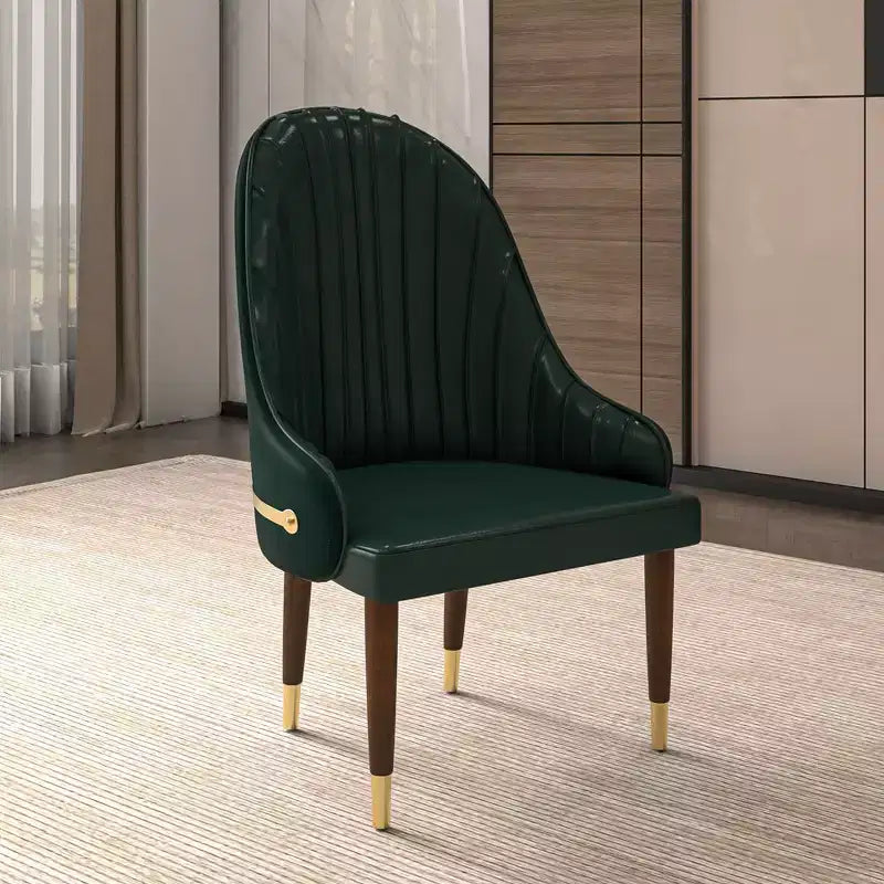 Chaise de salle à manger à dossier haut, dossier ondulé en similicuir, cadre en bois d'hévéa et accents dorés, 150 kg