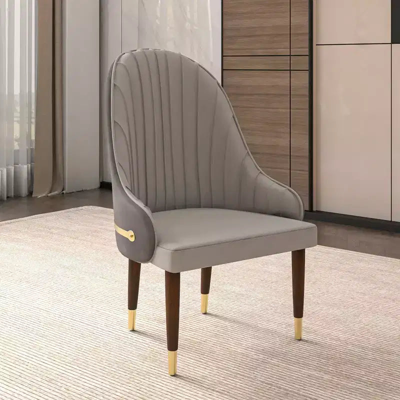 Chaise de salle à manger à dossier haut, dossier ondulé en similicuir, cadre en bois d'hévéa et accents dorés, 150 kg
