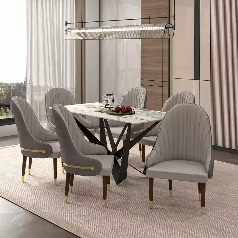Chaise de salle à manger à dossier haut, dossier ondulé en similicuir, cadre en bois d'hévéa et accents dorés, 150 kg