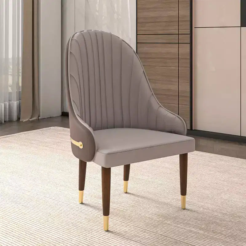 Chaise de salle à manger à dossier haut, dossier ondulé en similicuir, cadre en bois d'hévéa et accents dorés, 150 kg