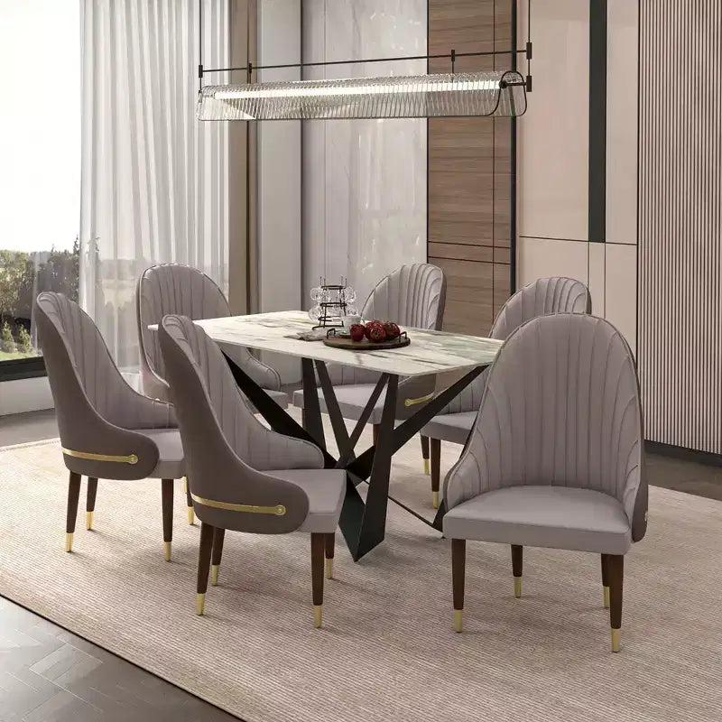 Chaise de salle à manger à dossier haut, dossier ondulé en similicuir, cadre en bois d'hévéa et accents dorés, 150 kg