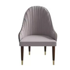 Chaise de salle à manger à dossier haut, dossier ondulé en similicuir, cadre en bois d'hévéa et accents dorés, 150 kg