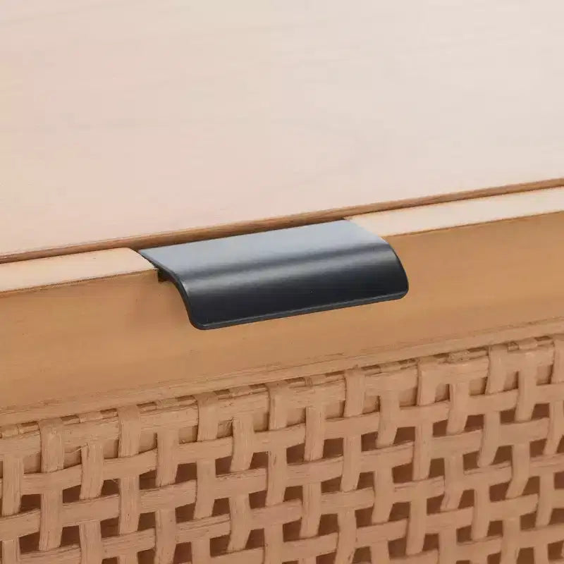 Table basse en bois avec 2 tiroirs et façade en cannage de rotin, pieds fuselés, supporte 68 kg