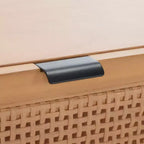 Table basse en bois avec 2 tiroirs et façade en cannage de rotin, pieds fuselés, supporte 68 kg
